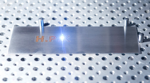 Metallzuschnitt wird mit H.P. Kaysser Schriftzug laserbeschriftet