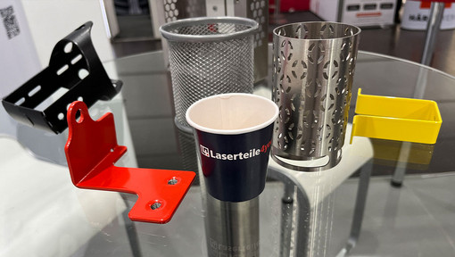 Bunt gepulverte und gekantet Laserzuschnitte und Rohrlaserzuschnitte mit Laserteile4you Becher