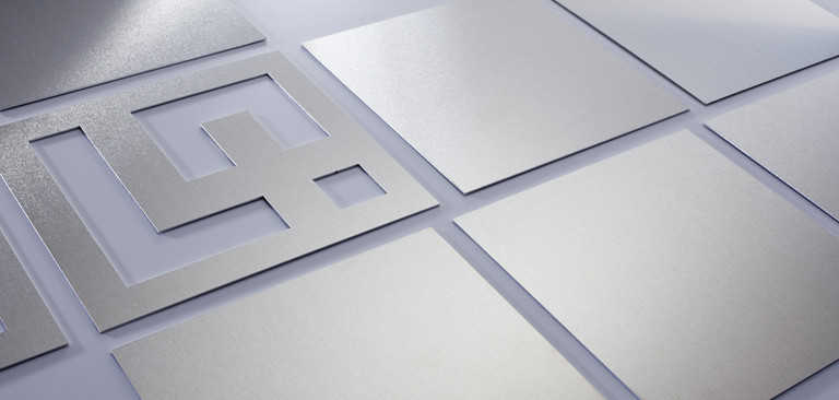 Aluminium Laserzuschnitte liegen in diversen Blechdicken nebeneinander