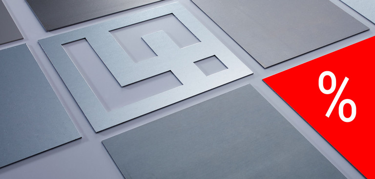 Stahlplatten-Zuschnitte mit lasergeschnittenem Laserteile4you-Logo in der Mitte