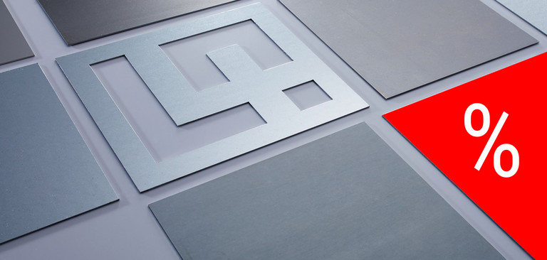Stahlplatten-Zuschnitte mit lasergeschnittenem Laserteile4you-Logo in der Mitte