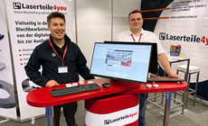 Zwei Mitarbeiter am Laserteile4you-Messestand