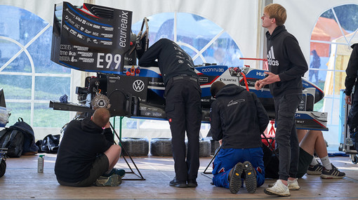 Rennauto des Formula Student Team der RWTH Aachen in der Box