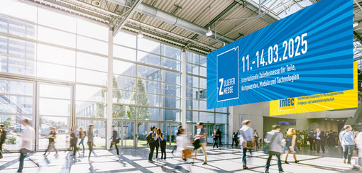 Eingangshalle einer Messe mit Zuliefermesse- und intec-Bannern an der Decke