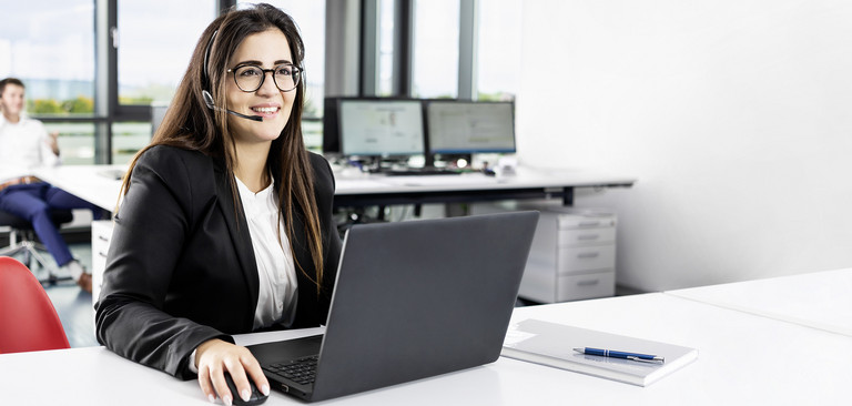 Service Mitarbeiter telefonieren