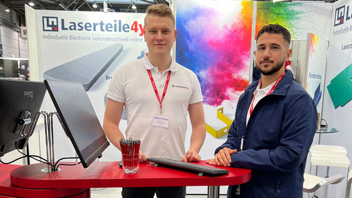 Gruppenfoto von 2 Mitarbeitern auf dem Laserteile4you Messestand