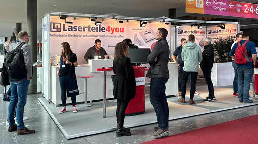 Laserteile4you Messestand mit vielen Besuchern und Besucherinnen
