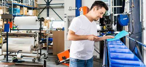 Laserteile4you-Mitarbeiter im Logistik-Lager 