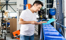 Laserteile4you-Mitarbeiter im Logistik-Lager 