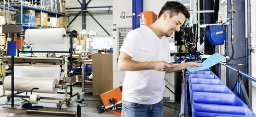 Laserteile4you-Mitarbeiter im Logistik-Lager