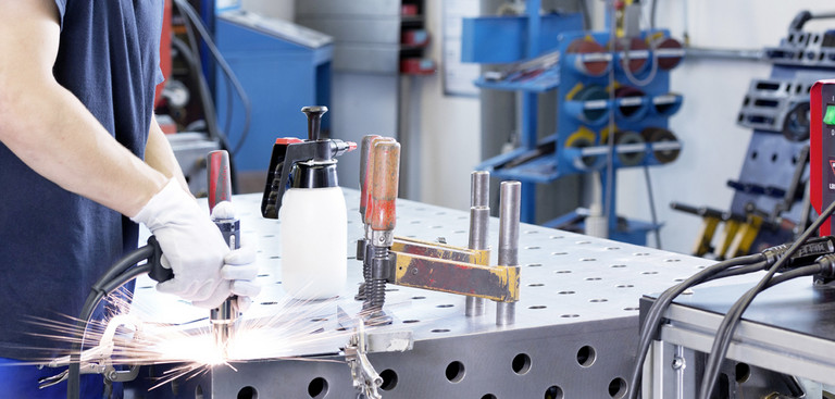 Schweißbolzen wird per Hand eingebracht