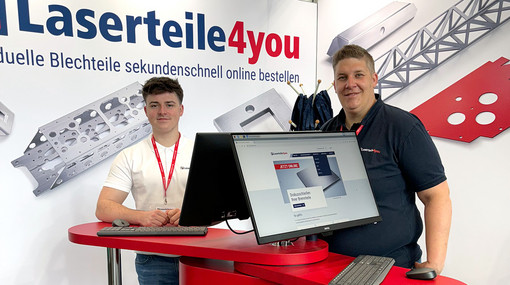 Zwei Laserteile4you Mitarbeiter am Messestand