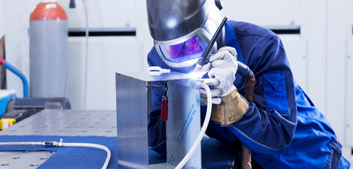 Schweißer arbeitet an Bauteil