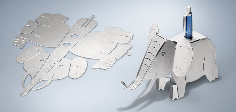 Elefant aus Metall, links als flache Platine und recht gekantet 