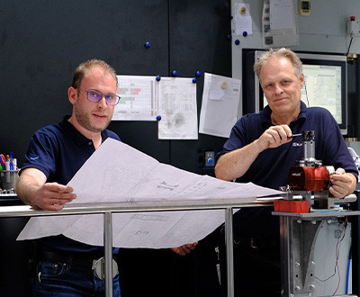 Abteilungsleiter für Zerspanungstechnik Udo Schwarz (rechts) und Stellvertreter Jens Disch (links) stehen vor Soraluce Fahrständer-Fräsmaschine FP 14000
