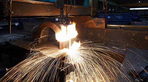 Metall wird brenngeschnitten und Funken sprühen