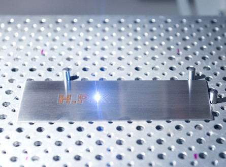 Metallzuschnitt wird mit H.P. Kaysser Logo laserbeschriftet