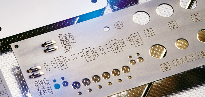 Blechtafel mit vielen verschiedenen Stanzlaserberabeitungen