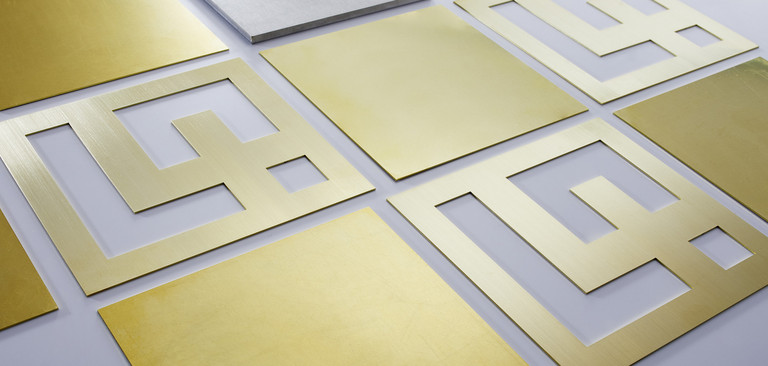Rechteckige Messing Laserzuschnitte in unterschiedlichen Blechdicken liegen nebeneinander