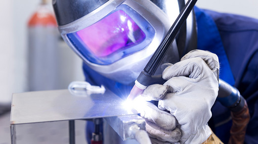 Schweißer schweißt Bauteil von Hand