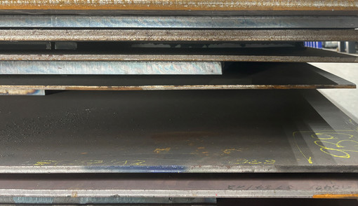 Stapel aus mehreren Metallplatten
