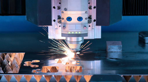 Laserzuschnitt-Detail: Lasereinstich mit sprühenden Funken