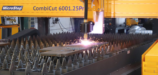 Fertigung eines Plasmazuschnitts mit Funkenflug