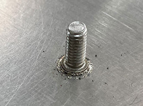 Detailfoto eines Schweißbolzen aus Stahl