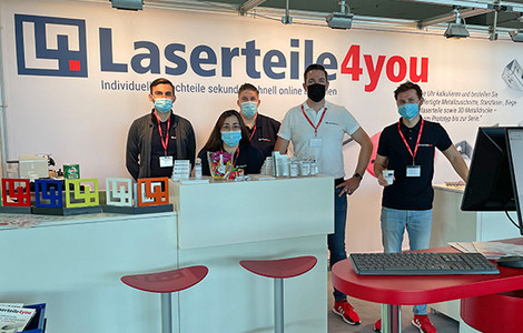 5 Laserteile4you Mitarbeiter mit medizinischer Maske auf dem Laserteile4you Messestand