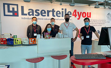 5 Laserteile4you Mitarbeiter mit medizinischer Maske auf dem Laserteile4you Messestand
