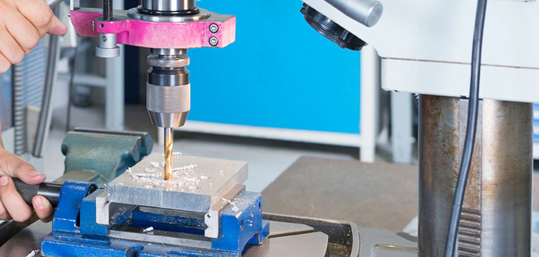 Bohrungen und Löcher werden durch spanabhebendes Verfahren in ein Werkstück gebohrt