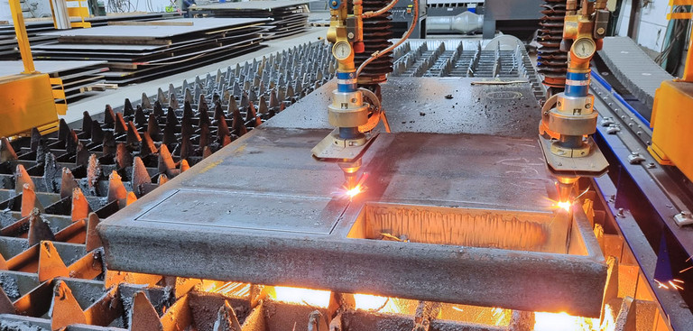 Metall mit hoher Blechdicke wird von Brennschneidanlage zugeschnitten