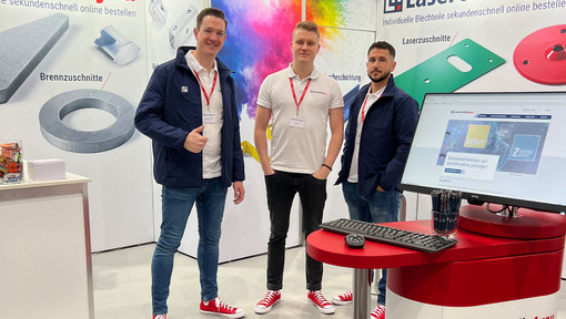 Gruppenfoto von 3 Mitarbeitern auf dem Laserteile4you Messestand