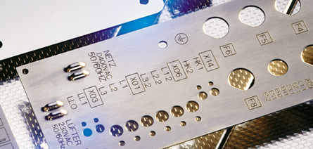 Blechtafel mit vielen verschiedenen Stanzlaserberabeitungen