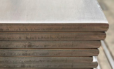 Dicke Edelstahlbleche gestapelt