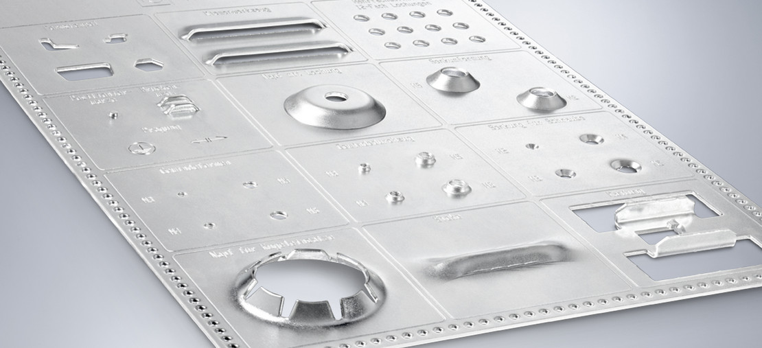 Metallzuschnitt mit verschiedenen Stanzlaserbearbeitungen
