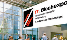 Messehalle mit Ankündigungstafel für die 17. Blechexpo