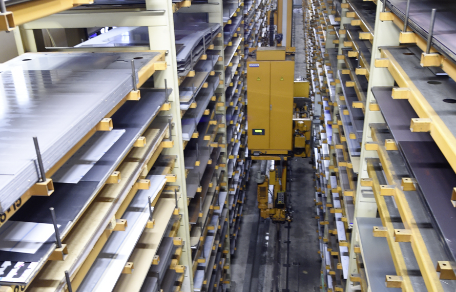 Blick von oben in ein automatisiertes Materiallagern mit verschiedenen Blechtafeln